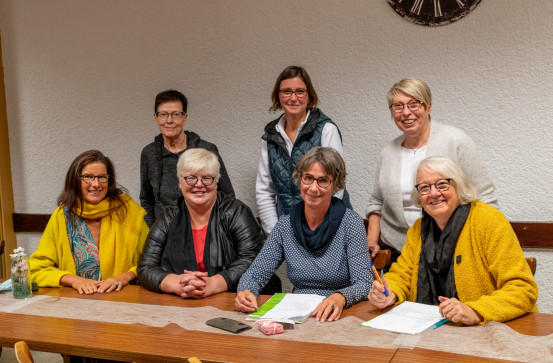 Sitzend v.l.n.r.: Brigitte Schmitt-Drawitsch (Kassenwartin), Konstanze Hiemenz (2. Vorsitzende), Martina Evertz (1. Vorsitzende), Renate Tietz (Schriftführerin) Stehend v.l.n.r.: Dr. Heidrun Kübler, Silke Naue, Maria Hees (alle Beisitzerinnen)